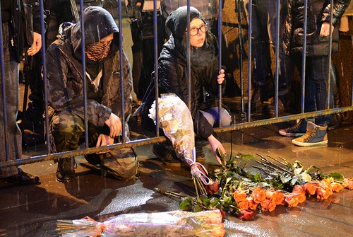 Люди несут цветы к месту убийства политика Бориса Немцова. Фото: РИА Новости  