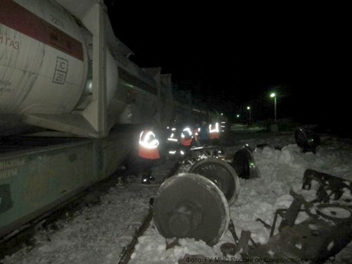 Крупная железнодорожная авария произошла на севере Свердловской области. 2 марта 2015 года в районе станции Ивдель-2 с рельсов сошли шесть вагонов грузового поезда