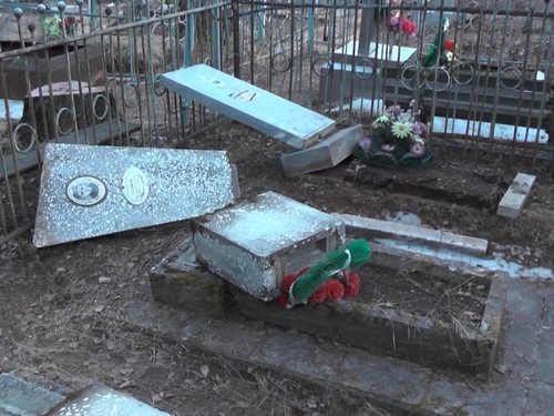 В Нижней Салде подростки разгромили кладбище