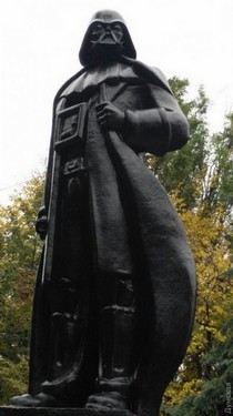 В Одессе памятник Ленину превратили в Дарта Вейдера