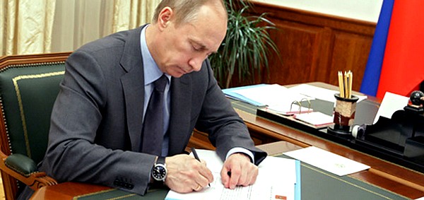 Путин подписывает Указ